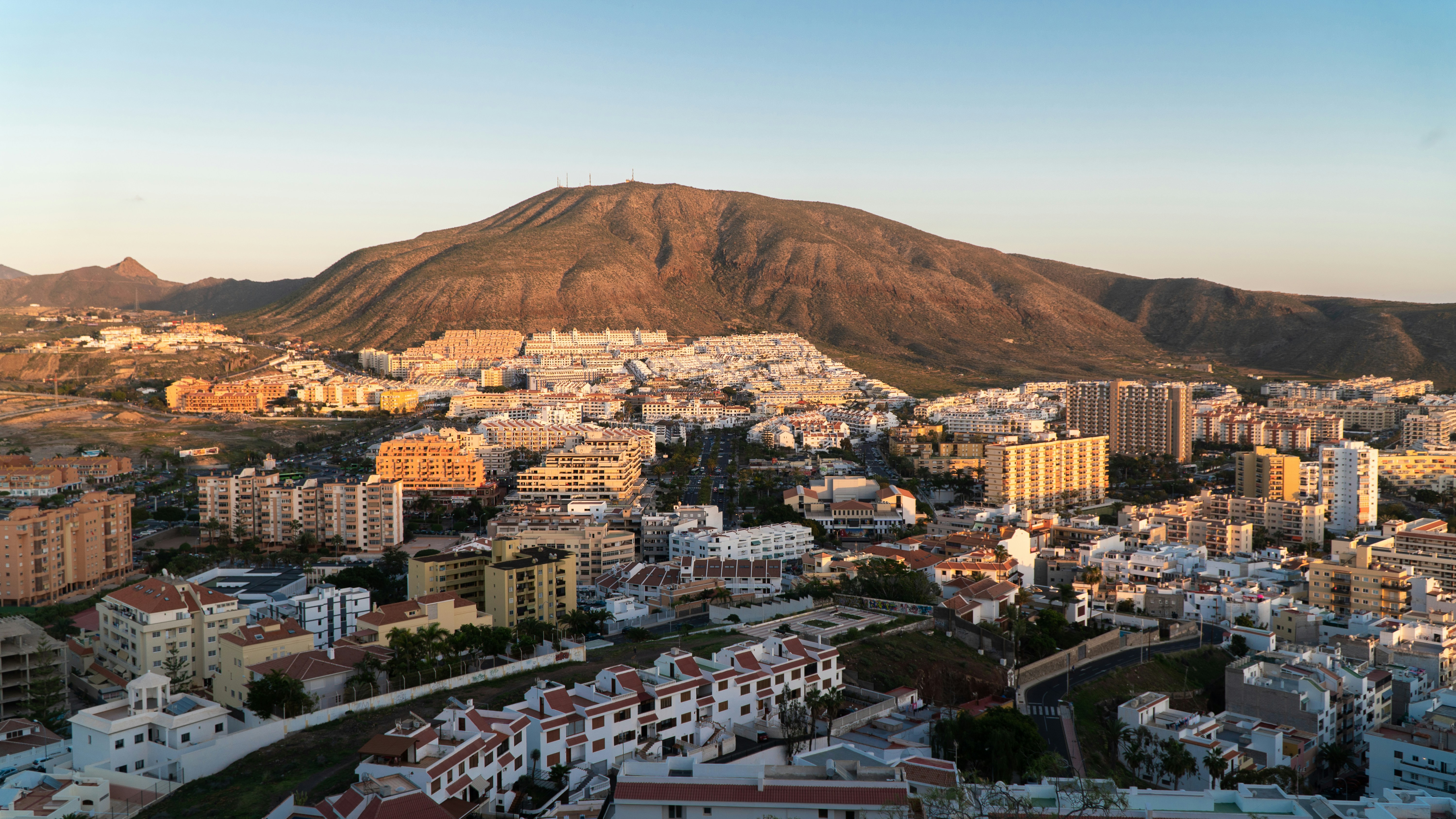 Vista de Los Cristianos y Costa Adeje, Tenerife Sur — Atlantic Keys asesor inmobiliario